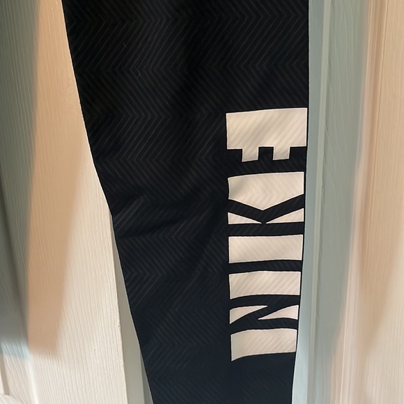 Nike Pro Leggings - Picture 2 of 3